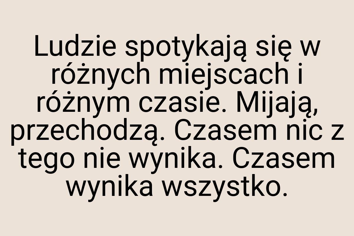 Ludzie spotykają się w różnych miejscach i różnym czasie