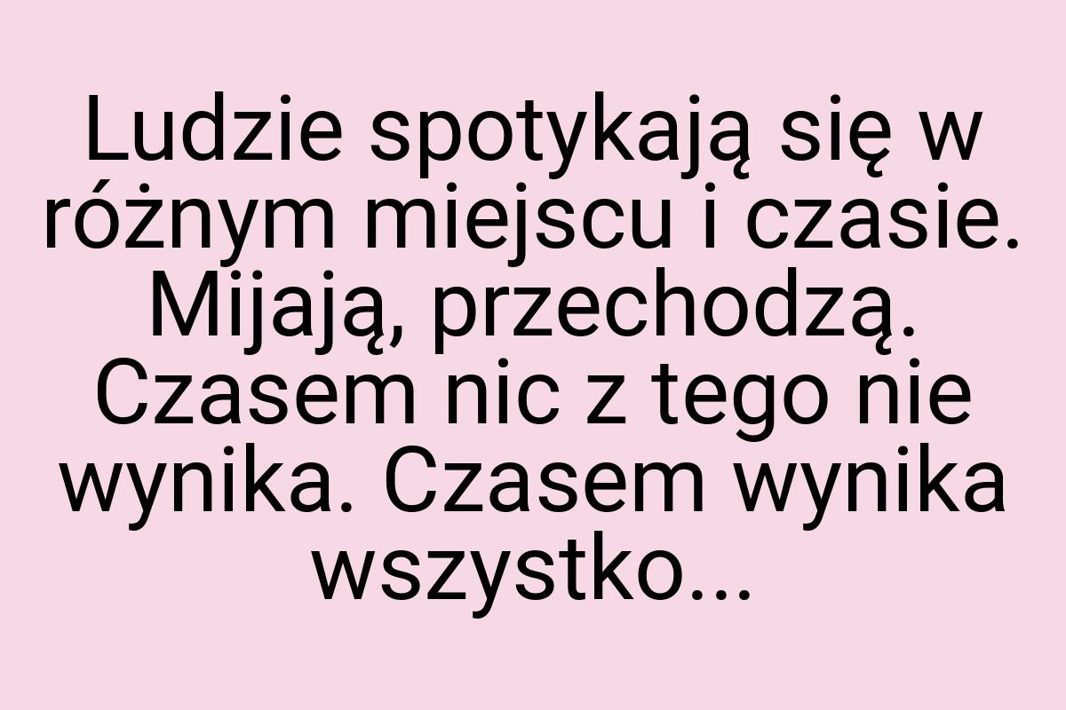 Ludzie spotykają się w różnym miejscu i czasie. Mijają