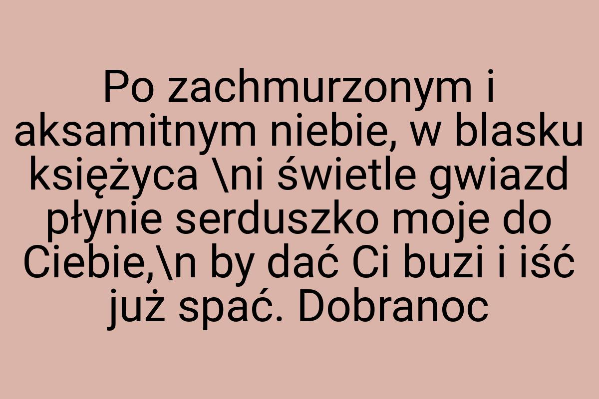 Po zachmurzonym i aksamitnym niebie, w blasku księżyca \ni