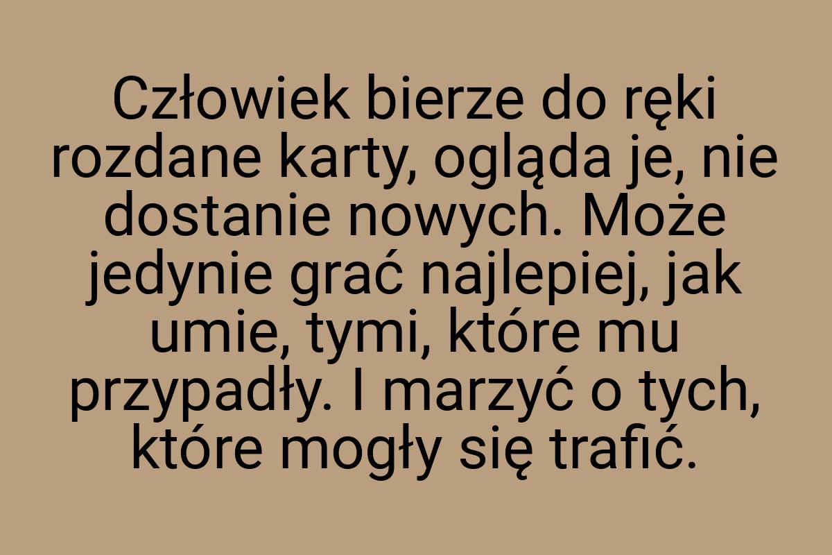 Człowiek bierze do ręki rozdane karty, ogląda je, nie