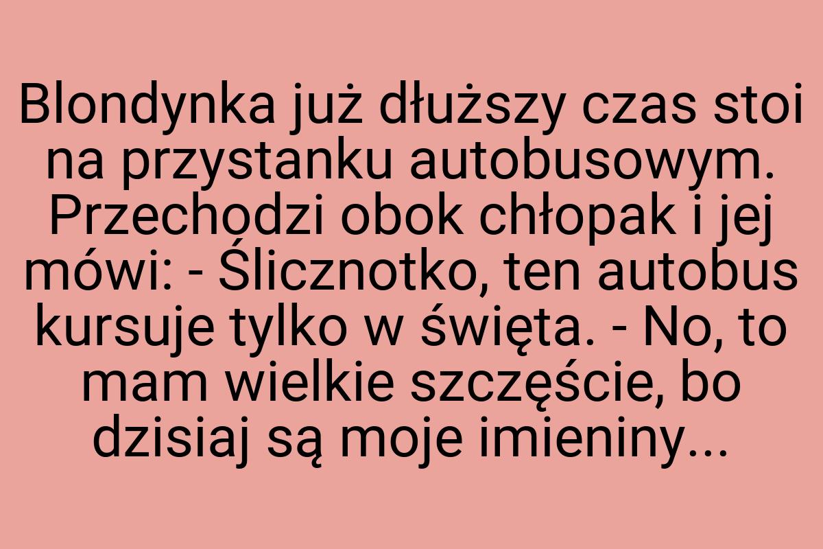 Blondynka już dłuższy czas stoi na przystanku autobusowym