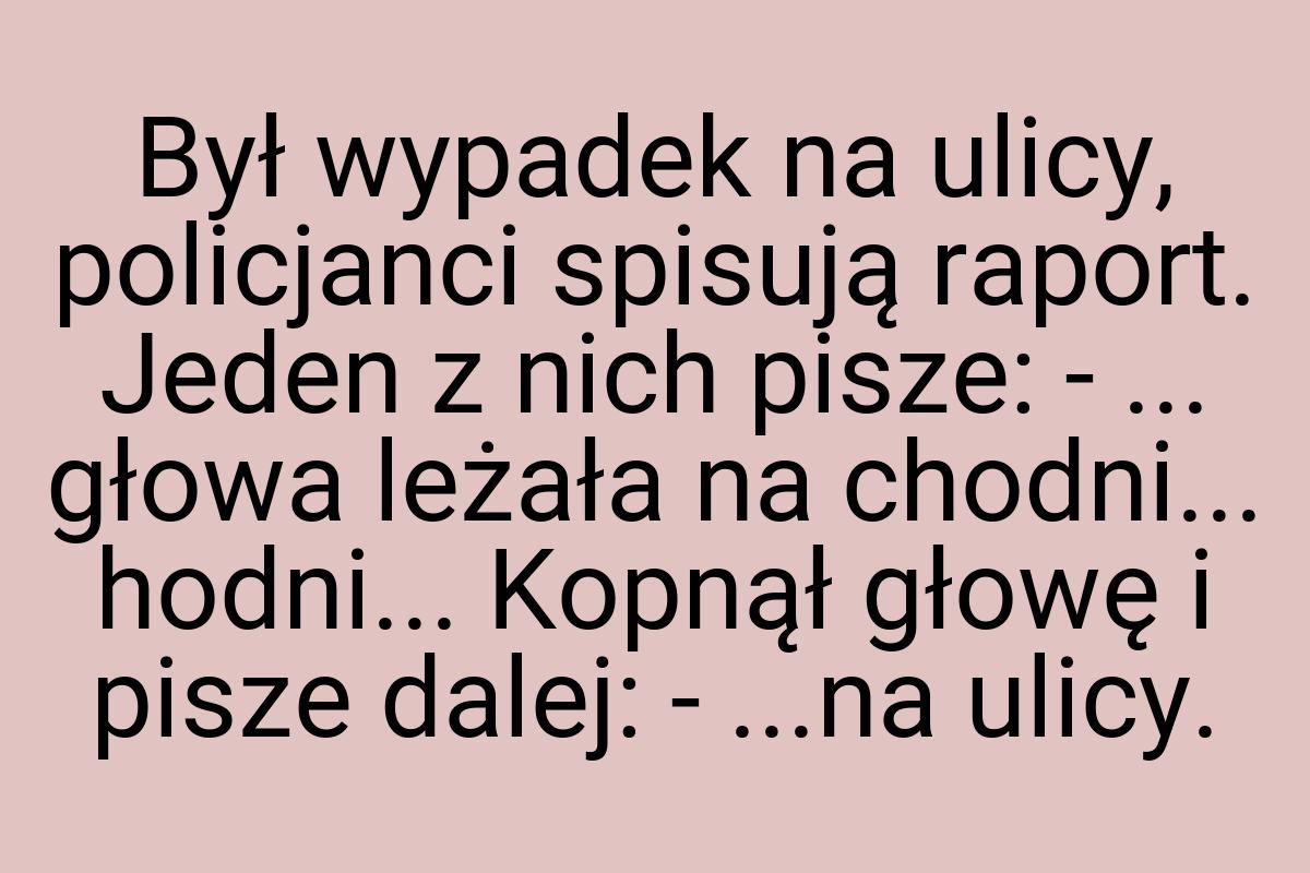 Był wypadek na ulicy, policjanci spisują raport. Jeden z