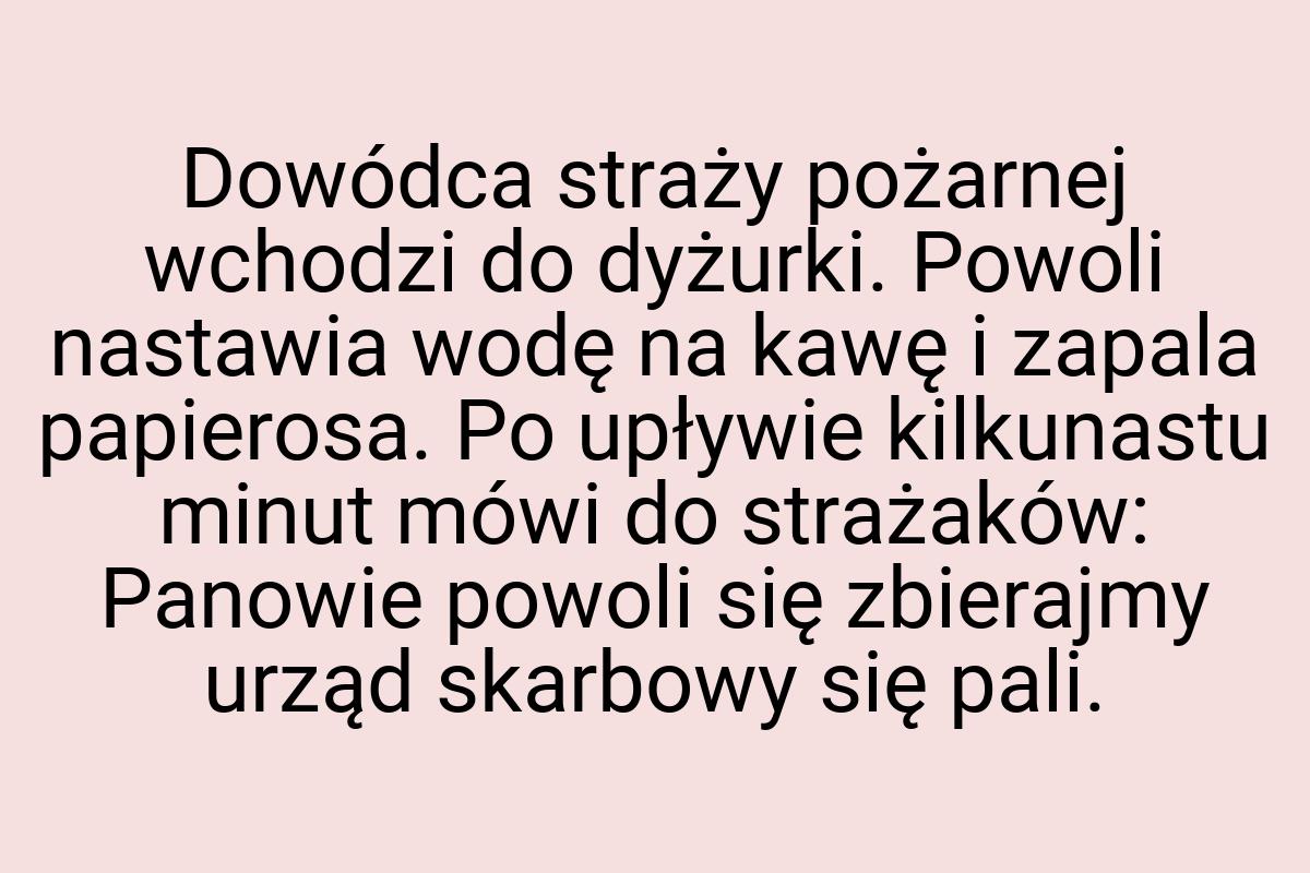 Dowódca straży pożarnej wchodzi do dyżurki. Powoli nastawia