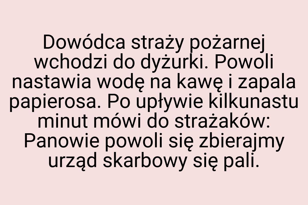 Dowódca straży pożarnej wchodzi do dyżurki. Powoli nastawia