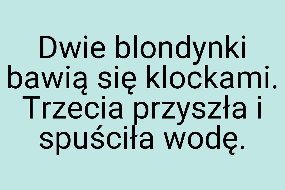 Dwie blondynki bawią się klockami. Trzecia przyszła i