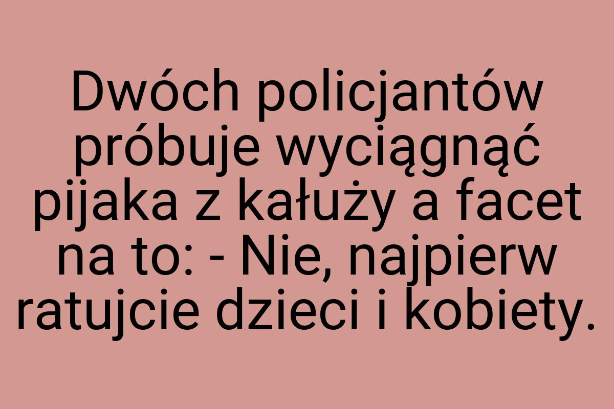 Dwóch policjantów próbuje wyciągnąć pijaka z kałuży a facet