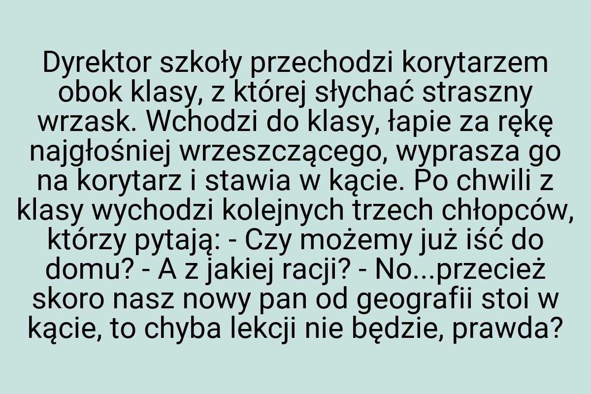 Dyrektor szkoły przechodzi korytarzem obok klasy, z której