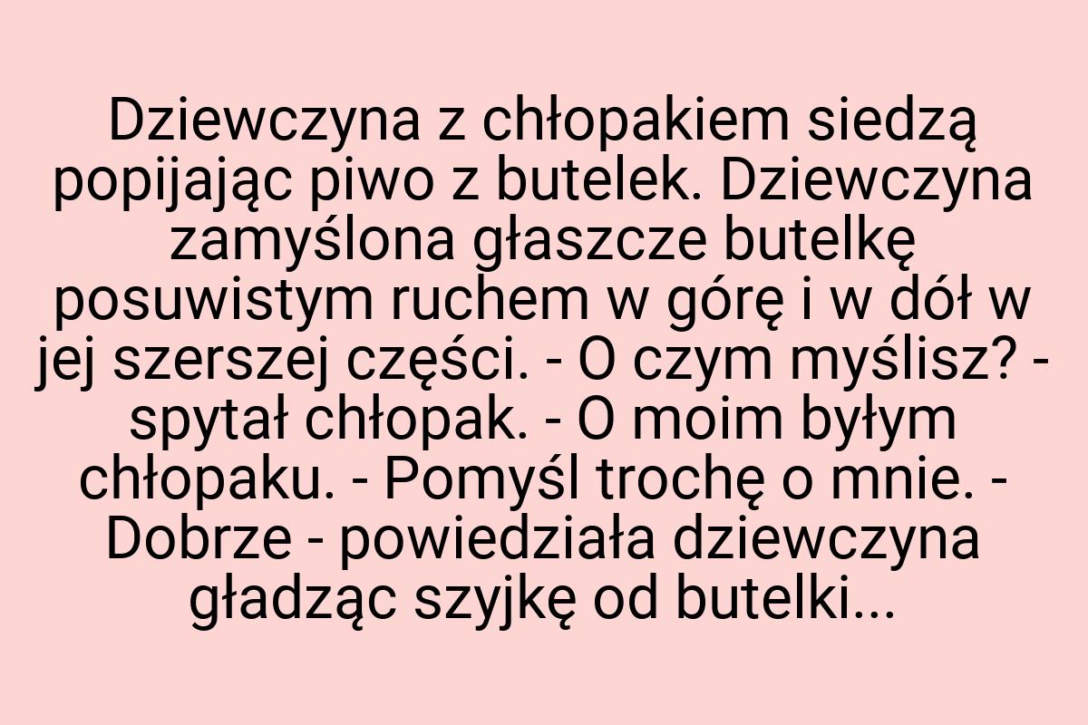 Dziewczyna z chłopakiem siedzą popijając piwo z butelek