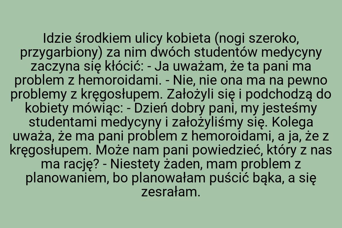 Idzie środkiem ulicy kobieta (nogi szeroko, przygarbiony