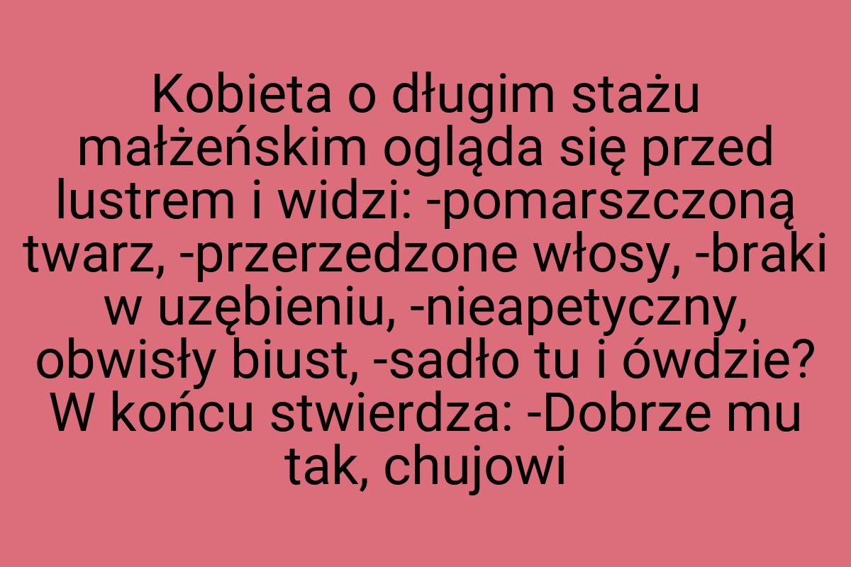 Kobieta o długim stażu małżeńskim ogląda się przed lustrem