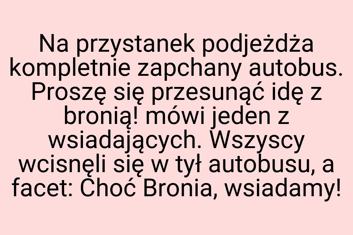 Na przystanek podjeżdża kompletnie zapchany autobus. Proszę