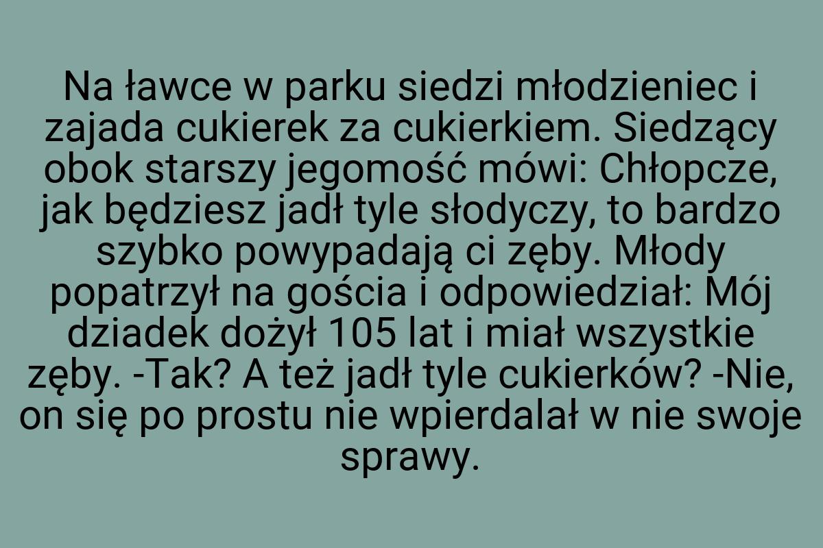 Na ławce w parku siedzi młodzieniec i zajada cukierek za