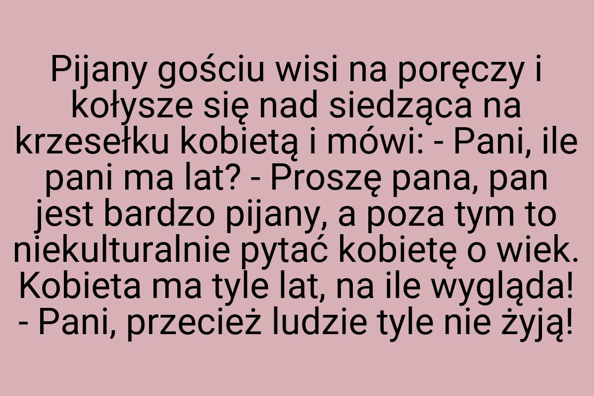 Pijany gościu wisi na poręczy i kołysze się nad siedząca na