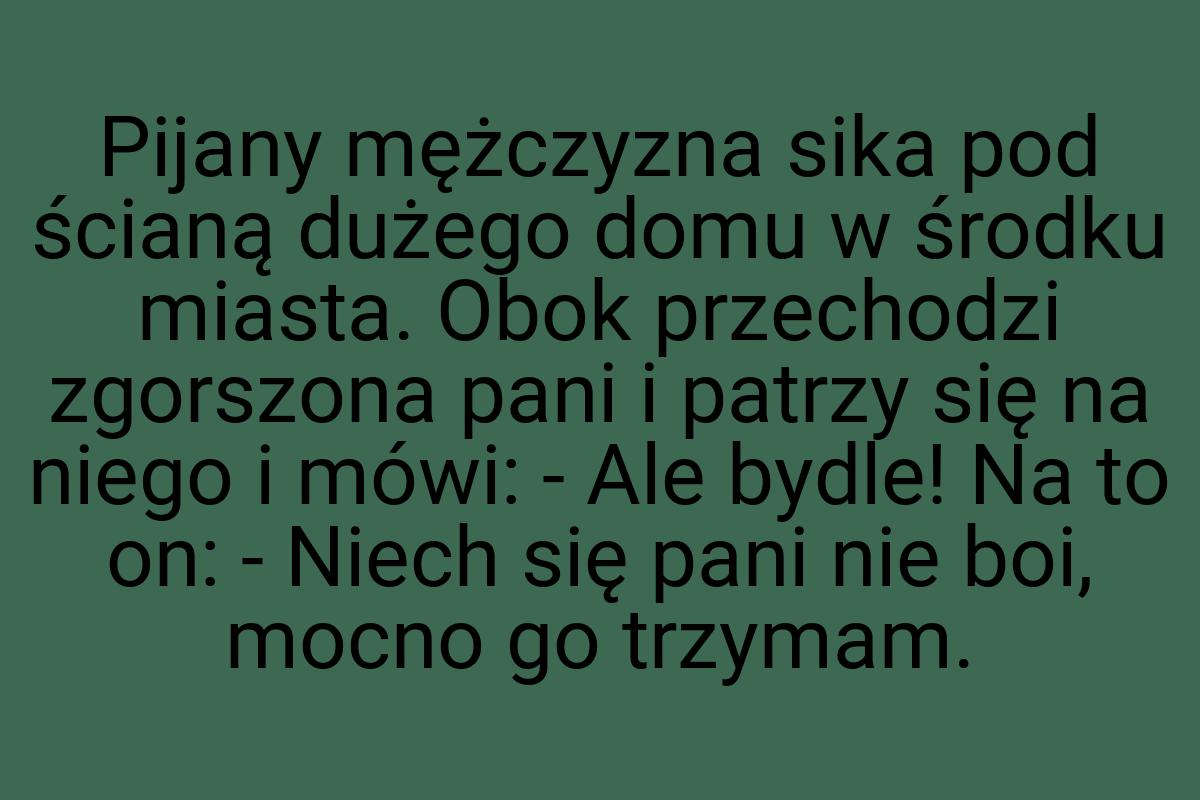 Pijany mężczyzna sika pod ścianą dużego domu w środku