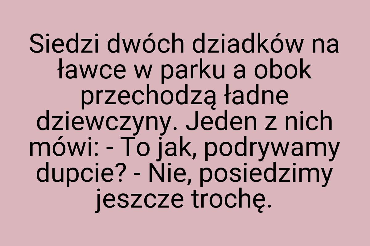 Siedzi dwóch dziadków na ławce w parku a obok przechodzą