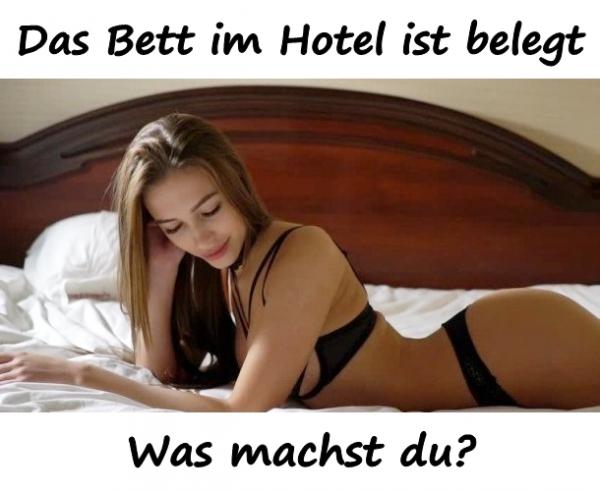 Das Bett im Hotel ist belegt. Was machst du