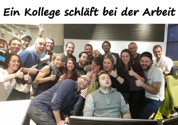 Ein Kollege schläft bei der Arbeit