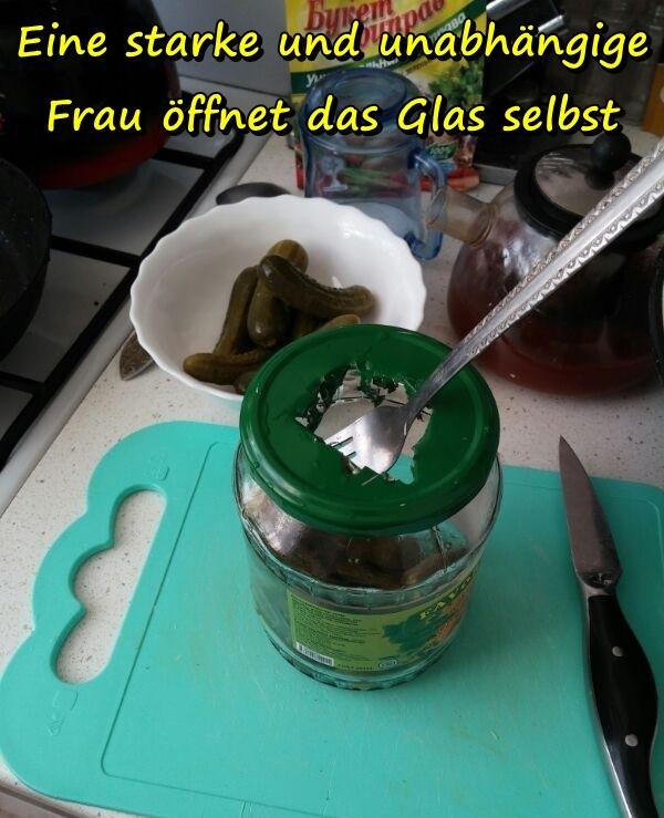 Eine starke und unabhängige Frau öffnet das Glas selbst