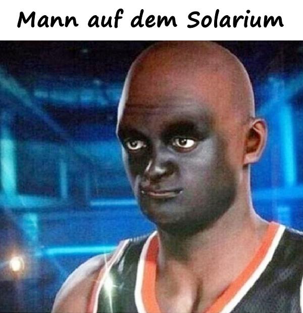 Mann auf dem Solarium