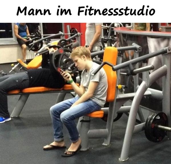 Mann im Fitnessstudio