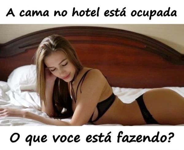 A cama no hotel está ocupada. O que você está fazendo