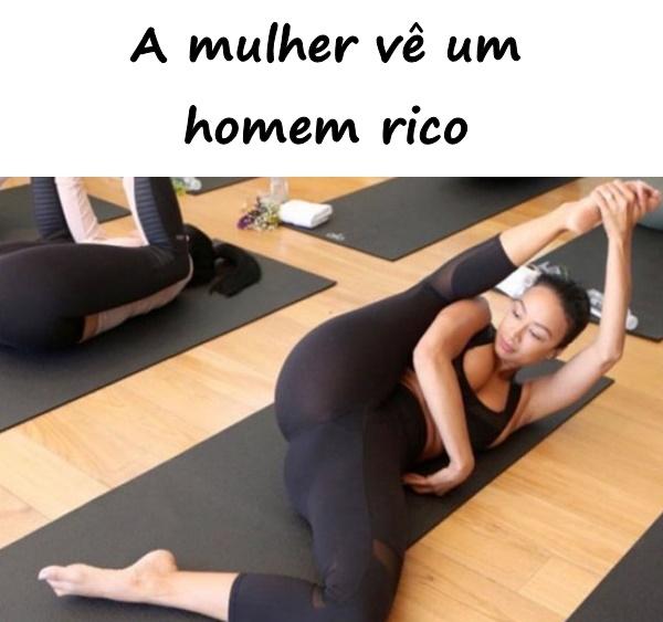 A mulher vê um homem rico