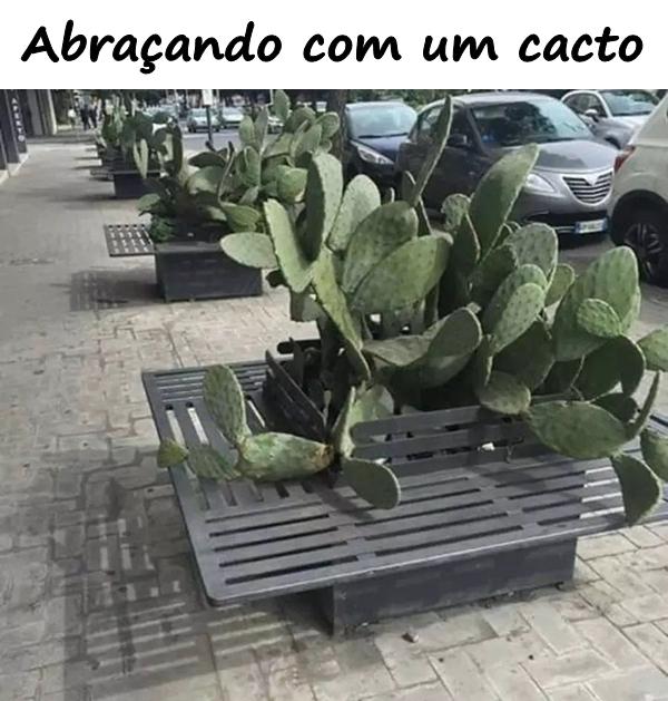 Abraçando com um cacto