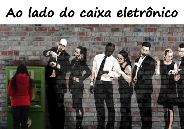 Ao lado do caixa eletrônico