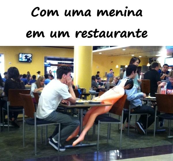 Com uma menina em um restaurante