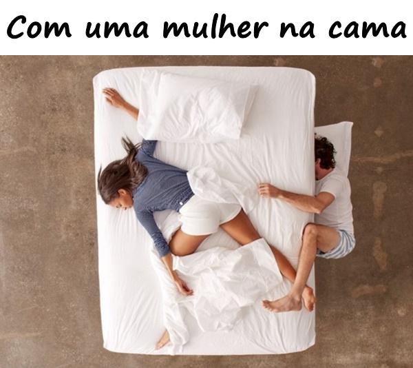 Com uma mulher na cama