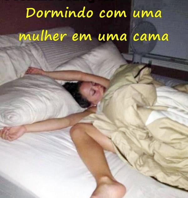 Dormindo com uma mulher em uma cama