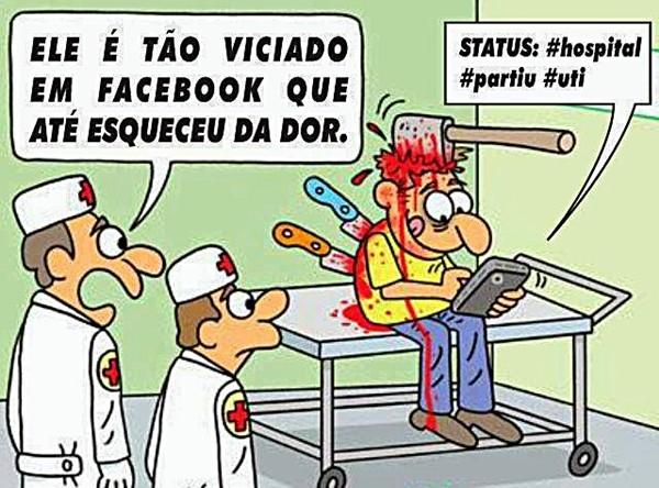 Ele é tão viciado em Facebook que até esqueceu da dor