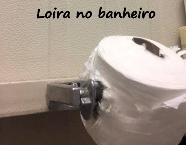 Loira no banheiro