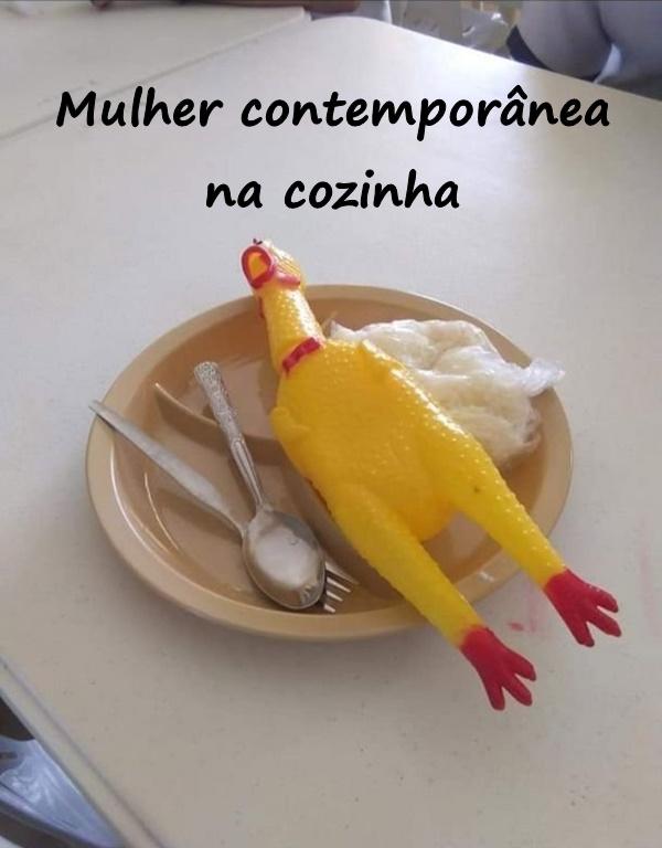 Mulher contemporânea na cozinha