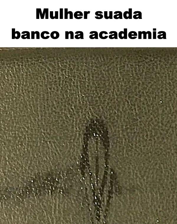 Mulher suada banco na academia