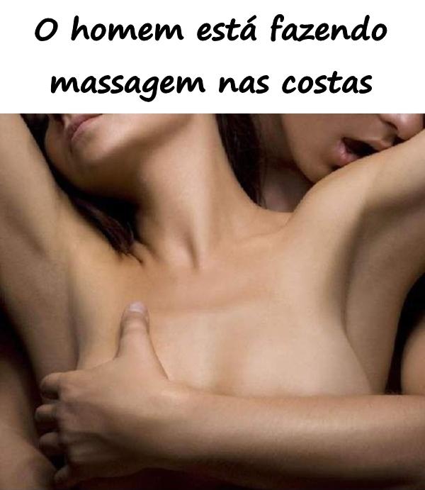 O homem está fazendo massagem nas costas