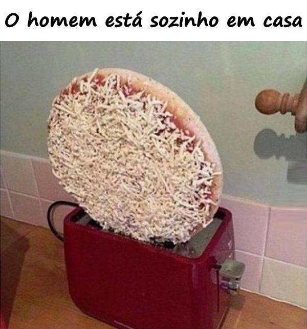 O homem está sozinho em casa