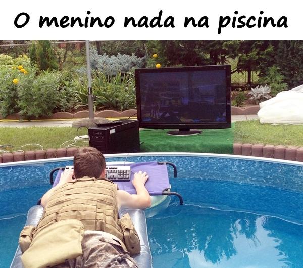 O menino nada na piscina