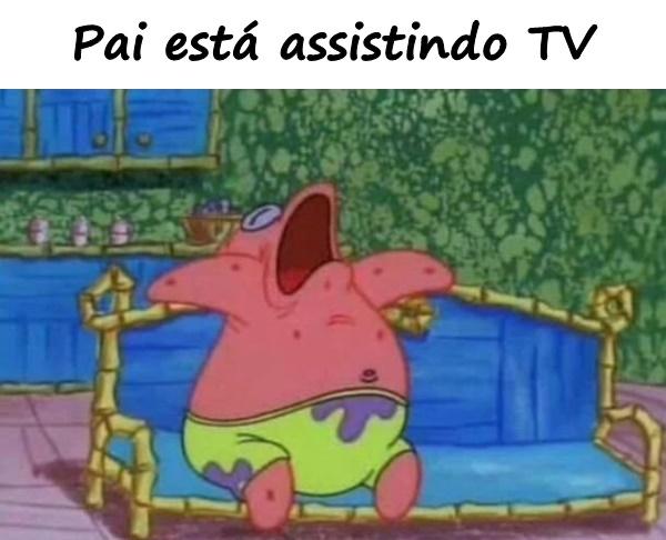 Pai está assistindo TV