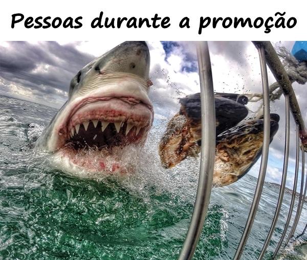 Pessoas durante a promoção