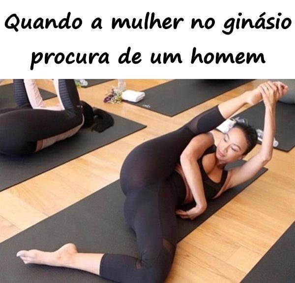 Quando a mulher no ginásio procura de um homem