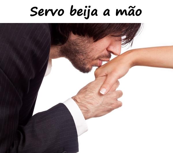 Servo beija a mão