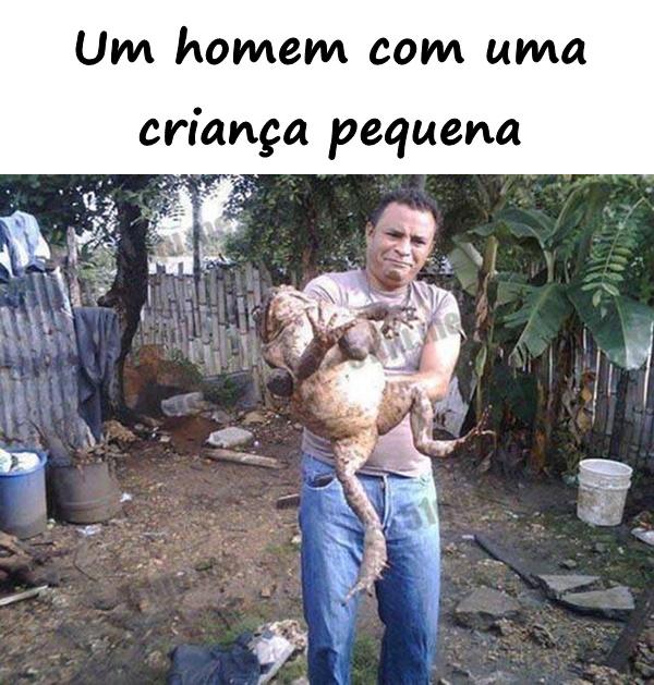 Um homem com uma criança pequena