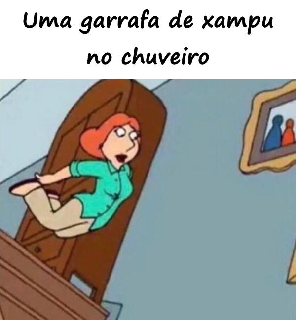 Uma garrafa de xampu no chuveiro