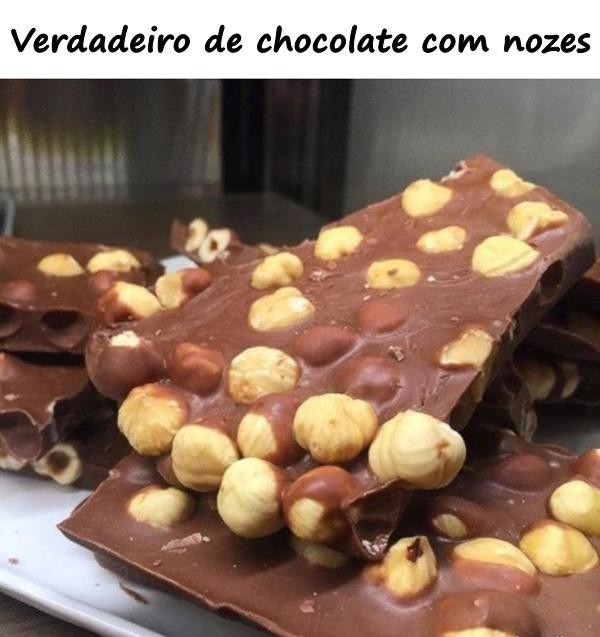 Verdadeiro de chocolate com nozes