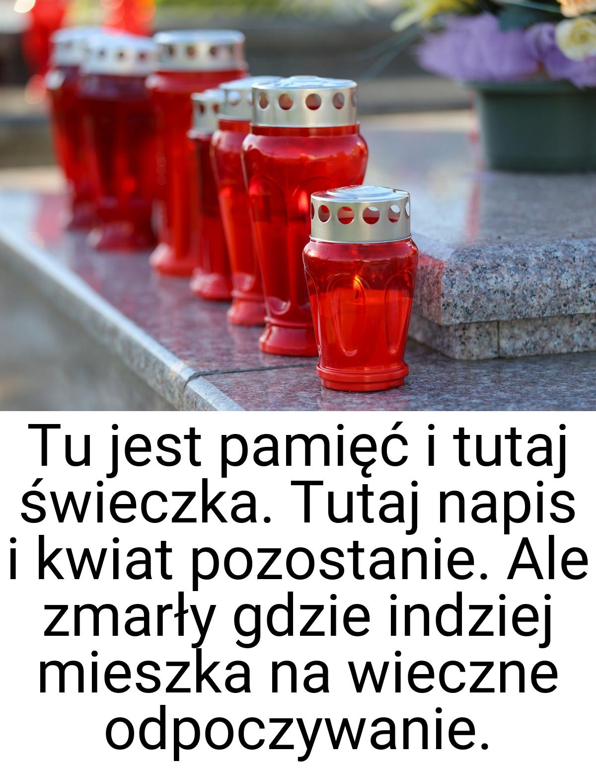 Tu jest pamięć i tutaj świeczka. Tutaj napis i kwiat