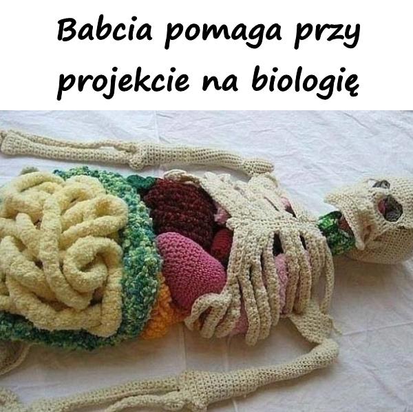 Babcia pomaga przy projekcie na biologię