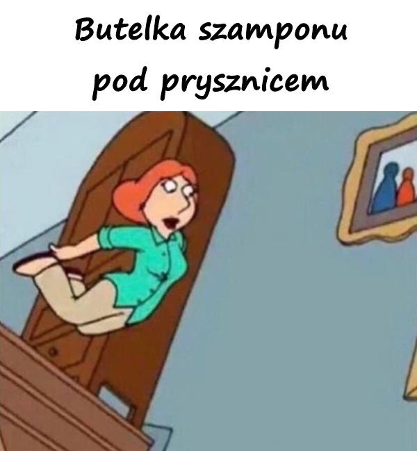 Butelka szamponu pod prysznicem