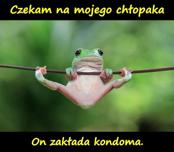 Czekam na mojego chłopaka. On zakłada kondoma