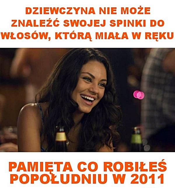 Dziewczyna nie może znaleźć swojej spinki do włosów, którą